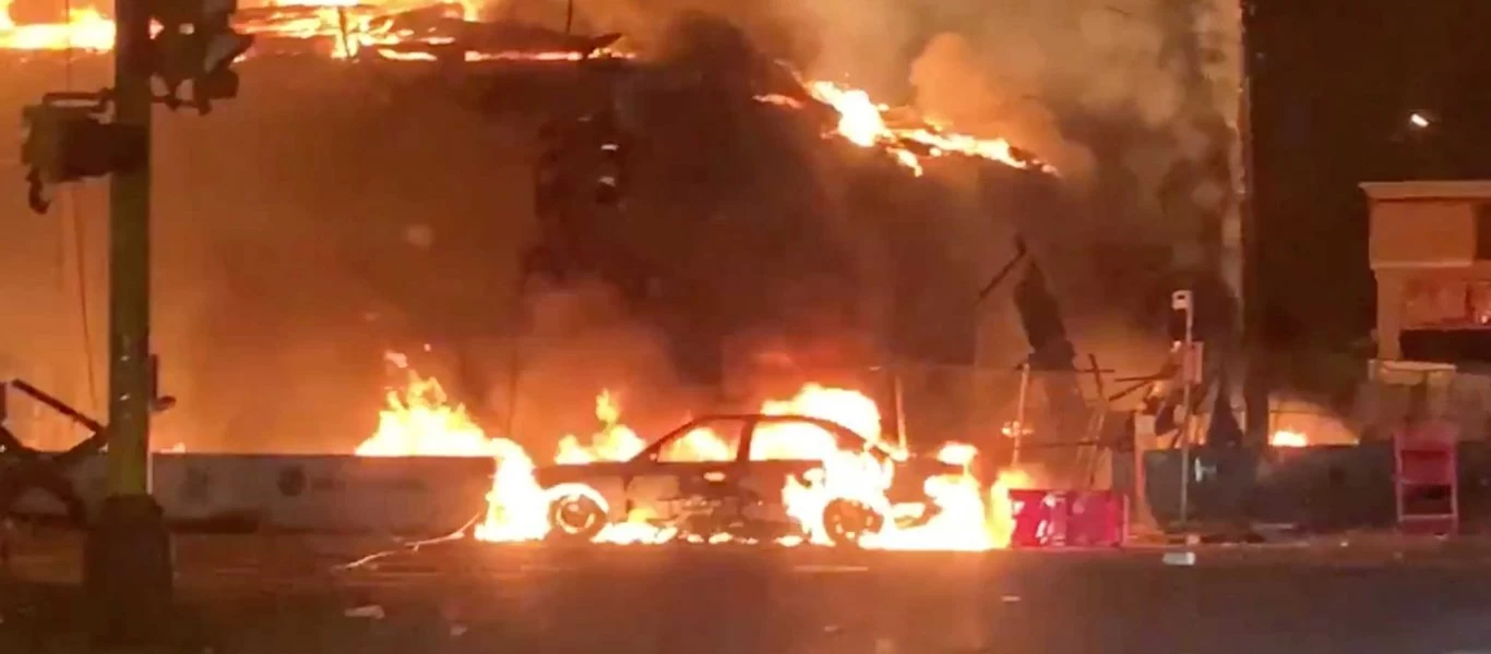 «Εκτός ελέγχου» στις ΗΠΑ: Διαδηλωτές έβαλαν φωτιά σε συγκρότημα κατοικιών στο Ρίτσμοντ (βίντεο)